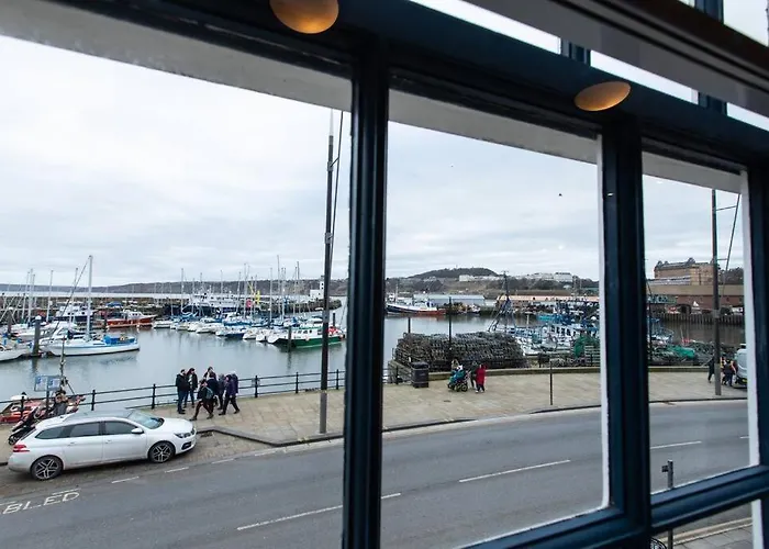Herring Girl House - Harbourside Property, Sleeps 8