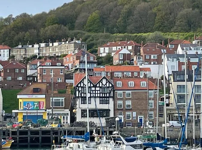 Herring Girl House - Harbourside Property, Sleeps 8